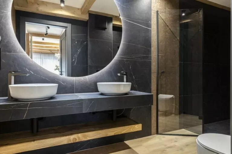 Łazienka w apartamencie 0.7, obiekt Szymaszkowa 7 w Zakopanem – elegancka, z podwójną umywalką i czarnym marmurem