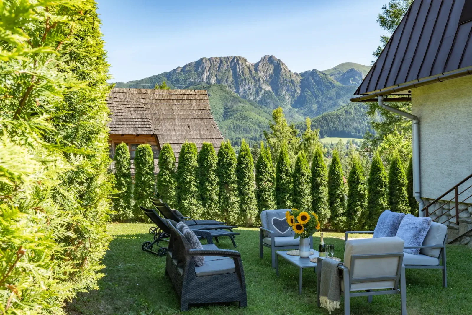 Giewont w tle, widoczny z podwórka willi Brylówka