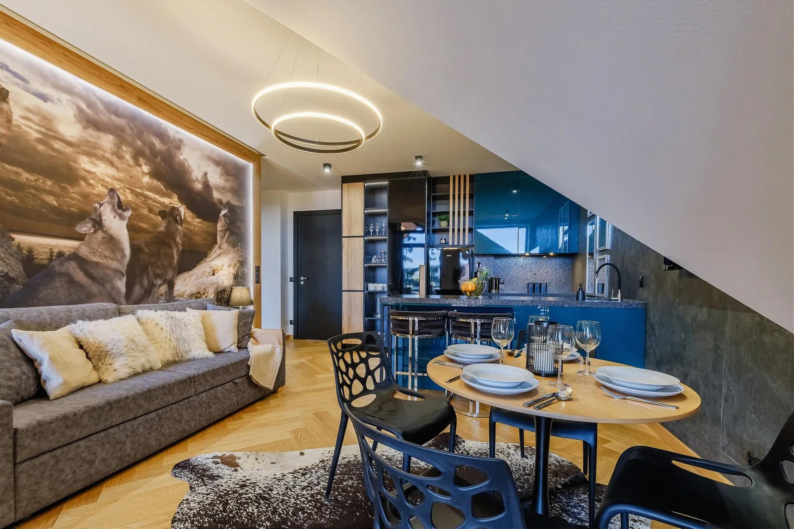 Widok z tarasu na salon i aneks kuchenny – apartament Wataha, Willa Antałówka Zakopane, okrągły stół i nowoczesne krzesła
