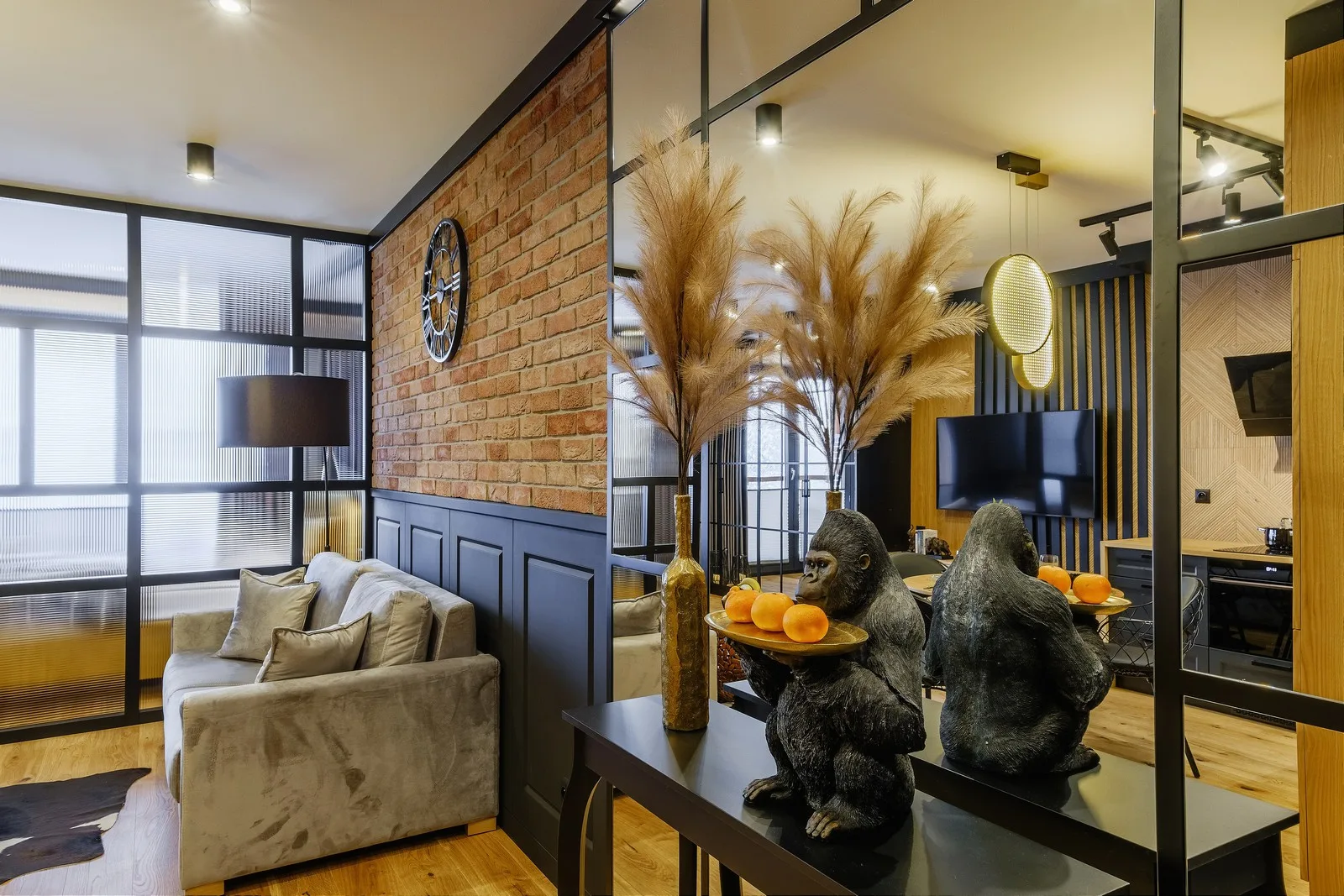 Część dzienna apartamentu Chicago, Orkana 14A Nowy Targ – sofa i figurka goryla z tacą owoców na pierwszym planie