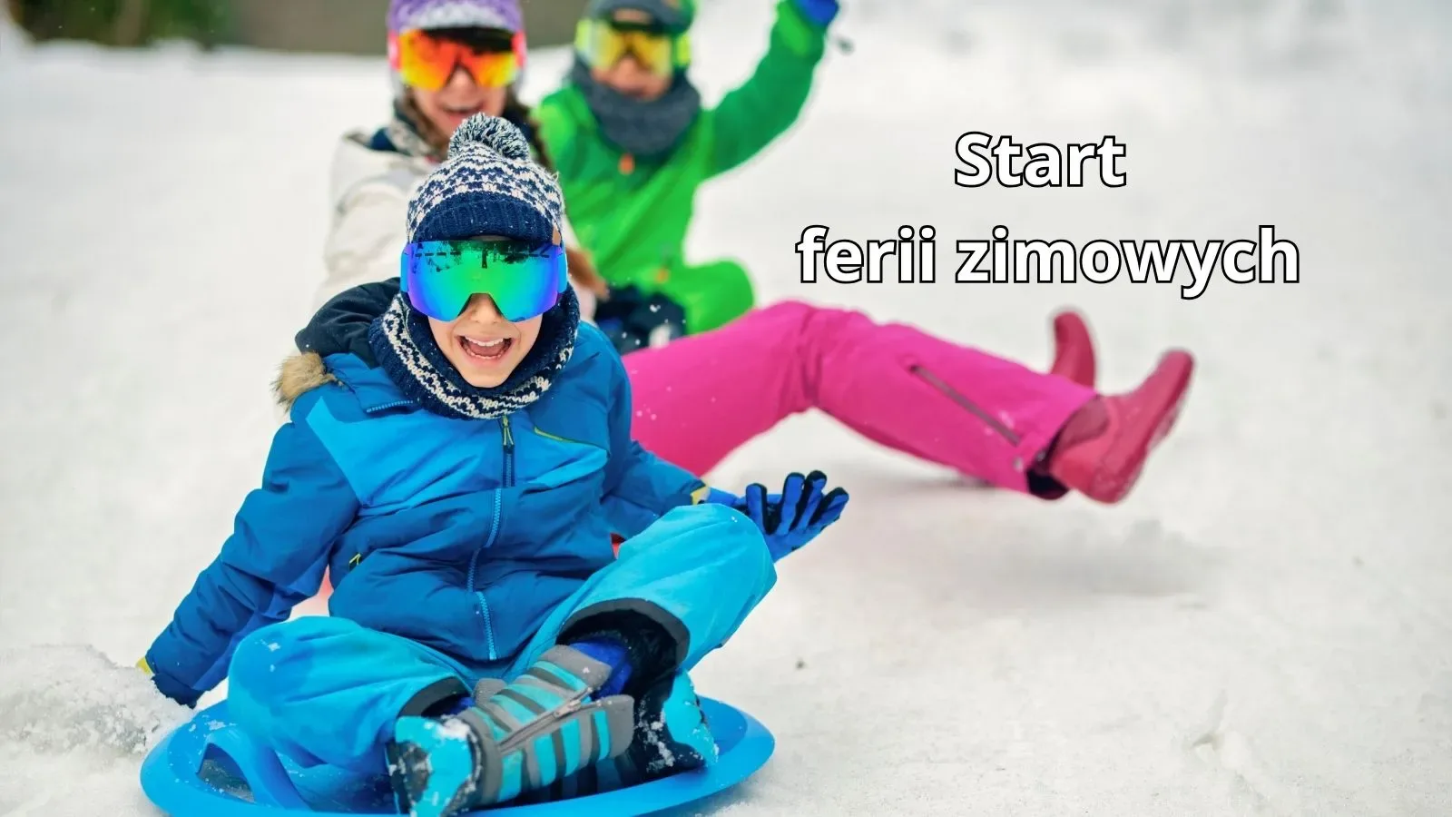 Dzieci bawiące się na śniegu w Zakopanem podczas startu ferii zimowych