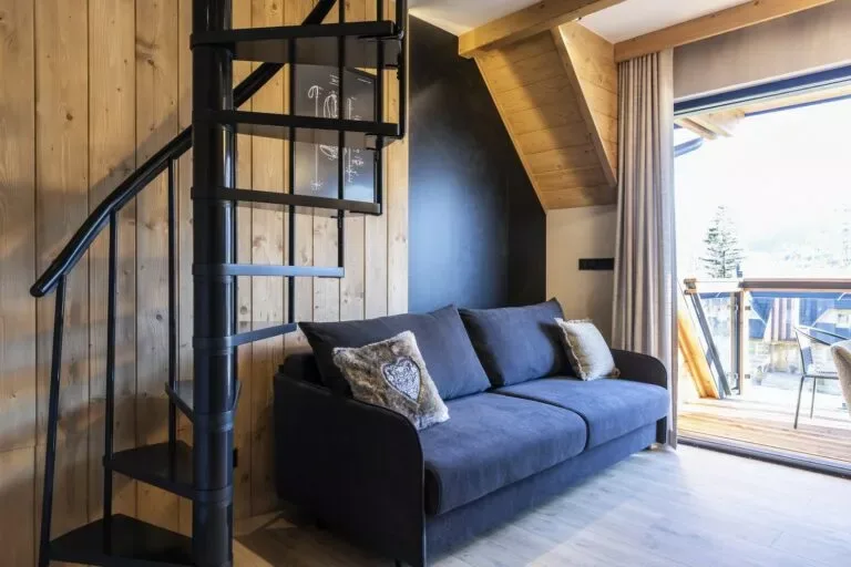 Szymaszkowa 7, Apartament 0.5 - Nowoczesny salon z sofą, schodami spiralnymi i balkonem z górskim widokiem