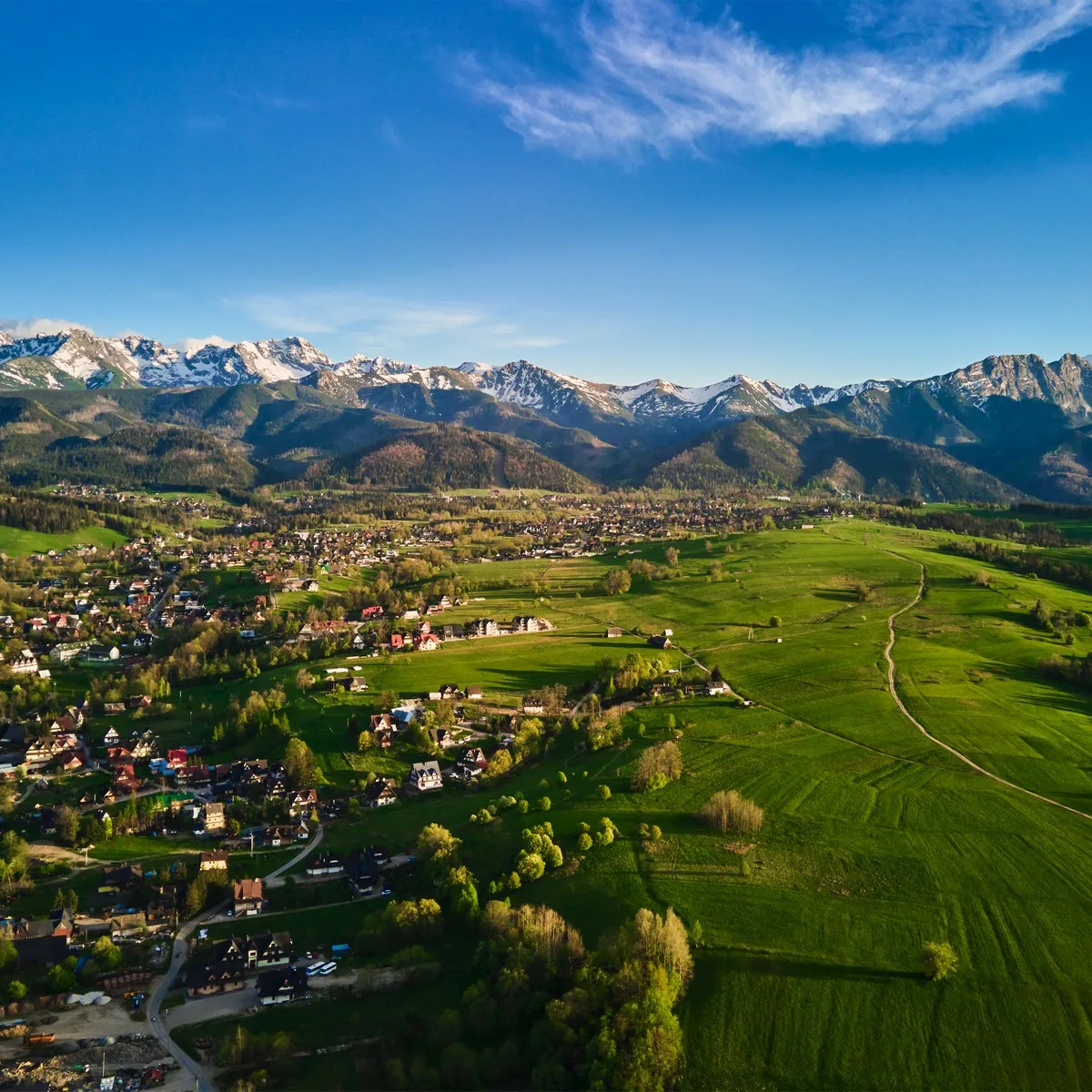 Widok z lotu ptaka na Tatry i miasto Zakopane o zachodzie słońca