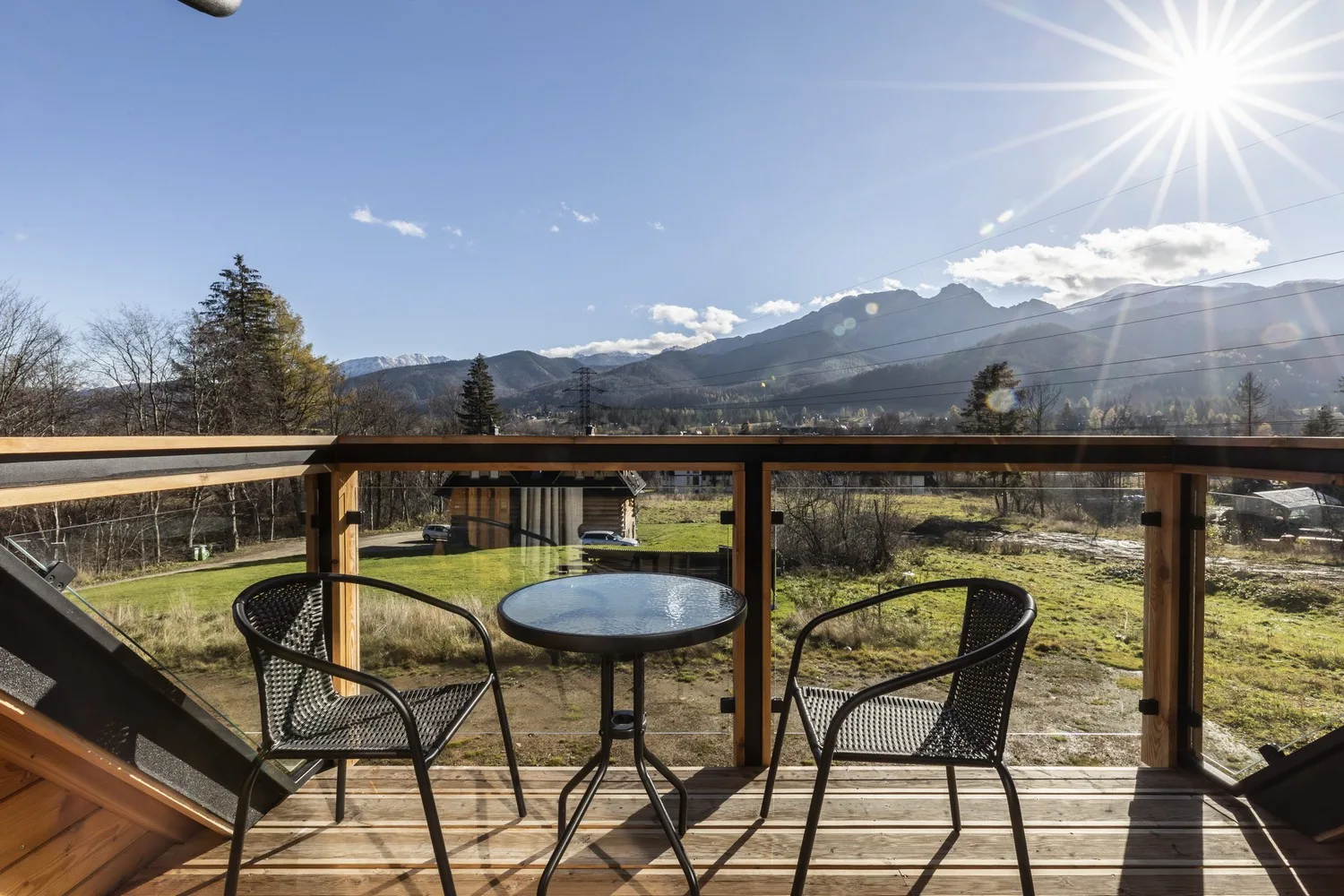 Słoneczny balkon z widokiem na Tatry i zieloną dolinę