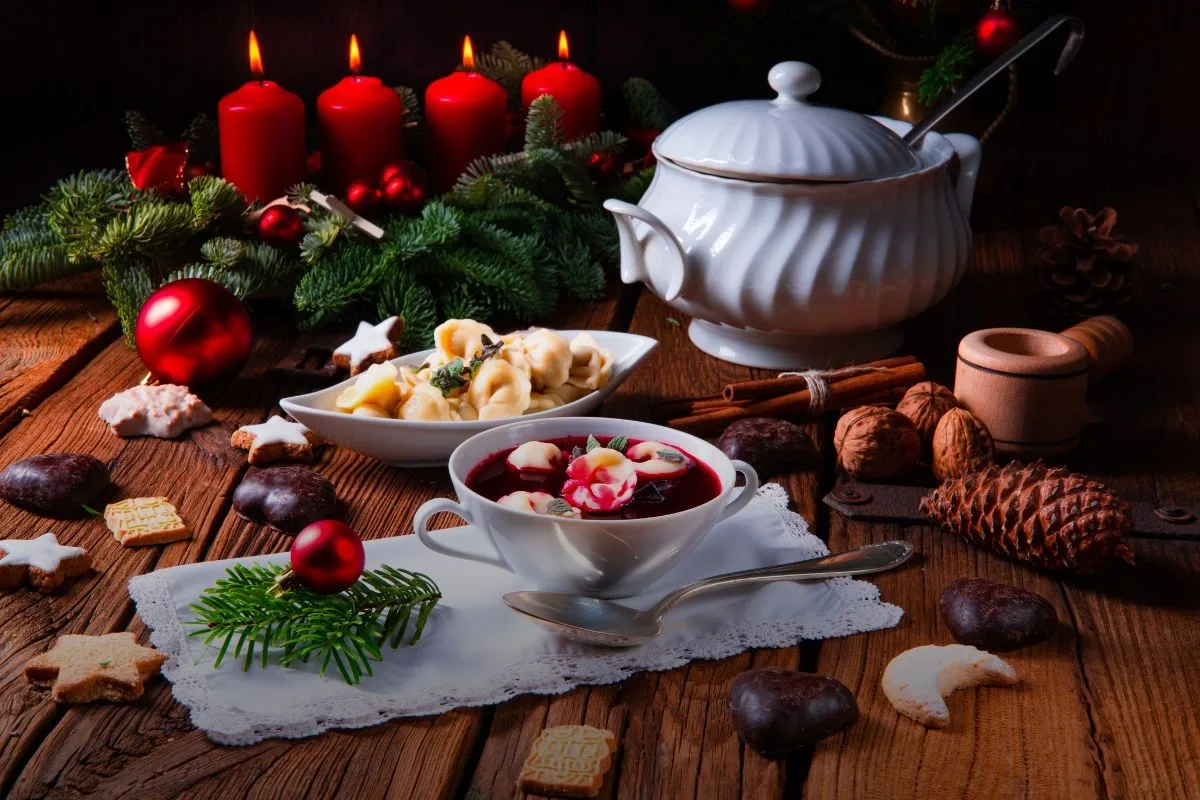 Tradycyjna kolacja wigilijna na Podhalu – barszcz z uszkami, świece i dekoracje świąteczne