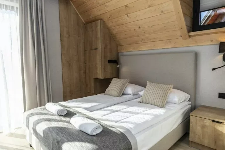 Apartament 0.6 w obiekcie Szymaszkowa 7 w Zakopanem – przytulna sypialnia z podwójnym łóżkiem.